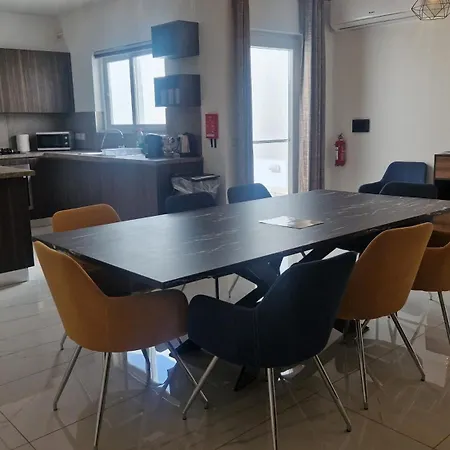 Nyaraló Il-girna- Large 3 Bedroom Maisonette *