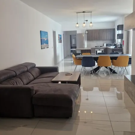 Il-girna- Large 3 Bedroom Maisonette Nyaraló